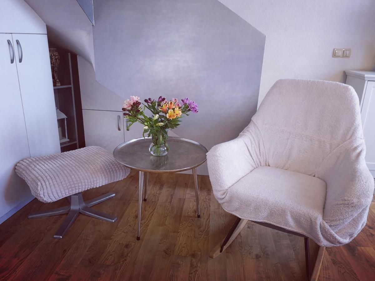 אומיס Apartman Hygge מראה חיצוני תמונה
