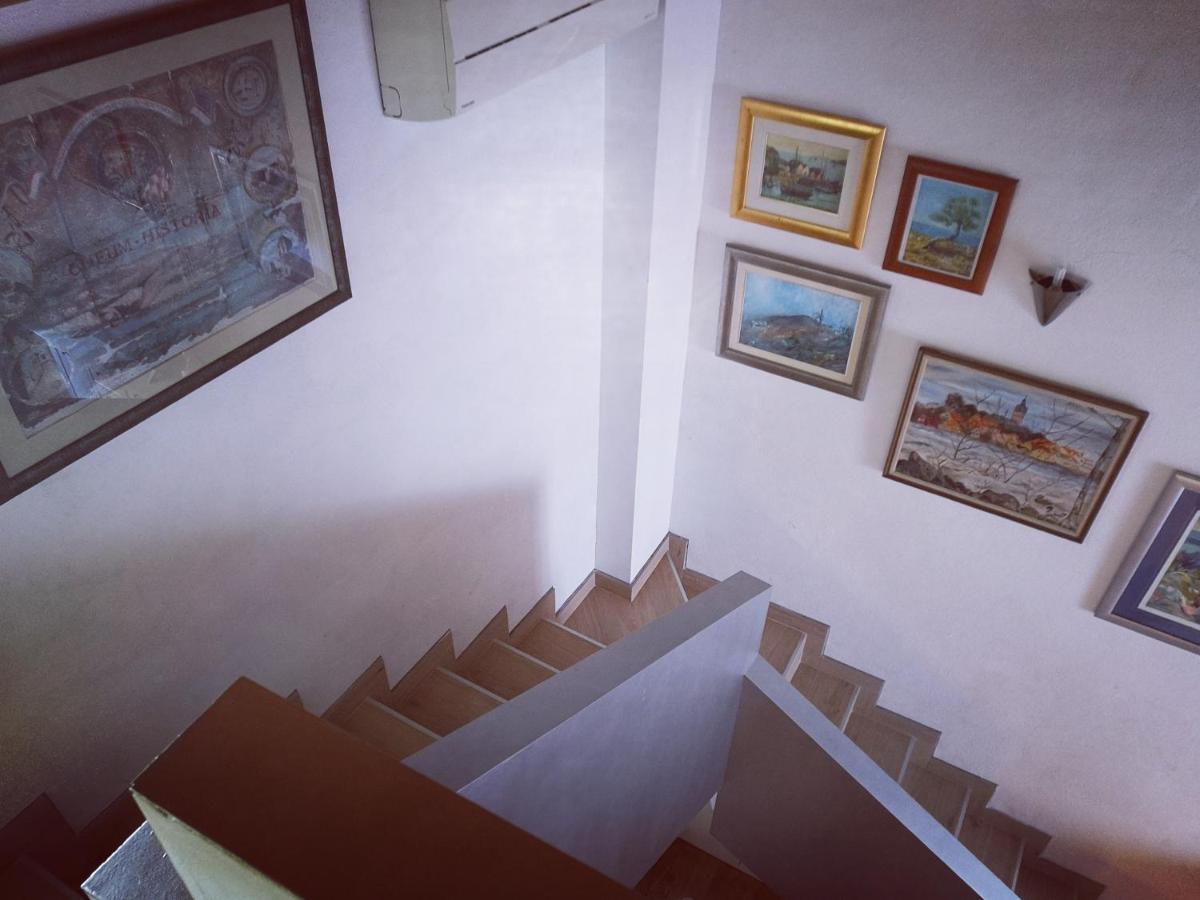 אומיס Apartman Hygge מראה חיצוני תמונה